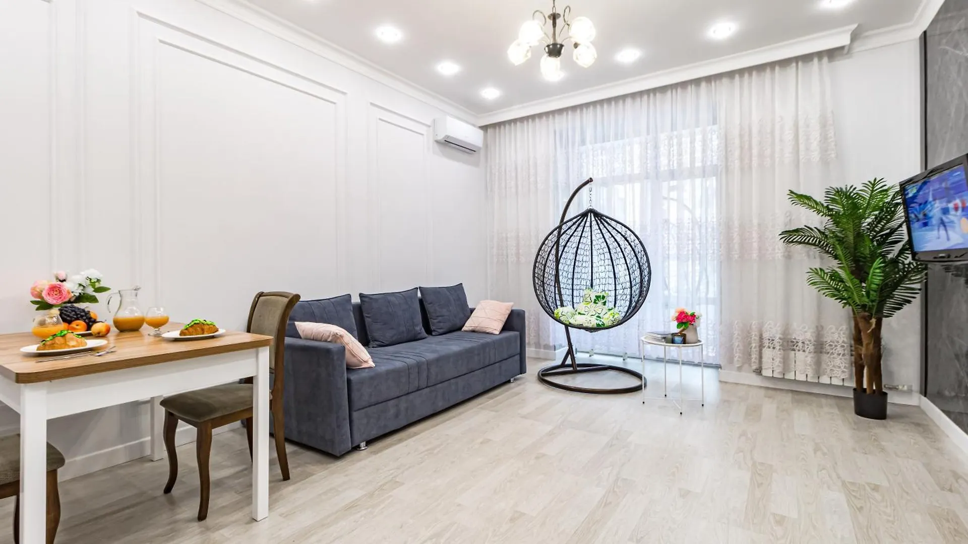 Уютные Апартаменты В Центре Города Жк Alpamys Возде Ботанического Сада Nur-Sultan  Apartment