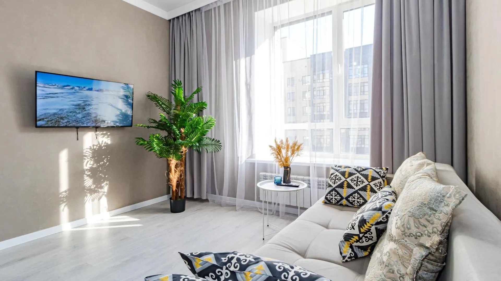 Уютные Апартаменты В Центре Города Жк Alpamys Возде Ботанического Сада Nur-Sultan  Apartment
